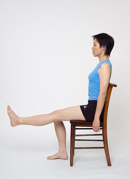 膝蓋運動。圖/台安醫院復健科主任鍾佩珍提供 動作示範/李詠詩醫師