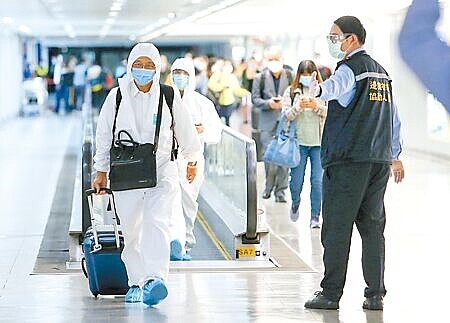 暌違18天,國內新冠肺炎再度出現零確診。圖為桃園機場入境旅客。(陳麒全攝)