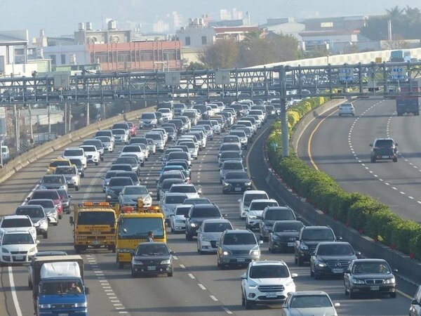 高公局指出，初三將是國道雙向加起來車流量最大的一天。記者劉明岩／攝影 