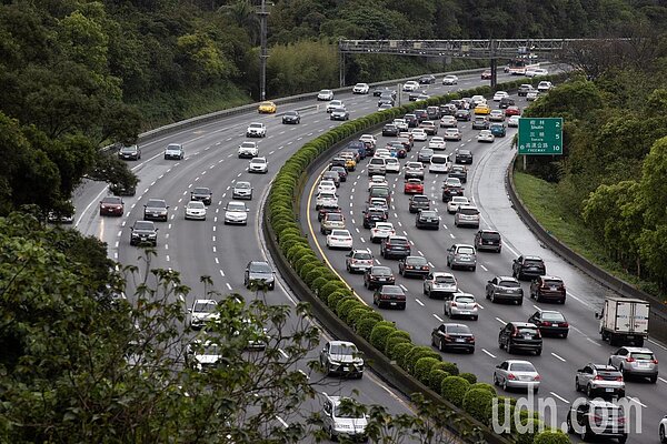 今天大年初四,也是國道北向交通量最高峰,將湧現大量收假及旅遊車流,高公局預估國五最嚴重,預料將從上午九時一路塞到隔天凌晨三時,恐達十八小時。記者季相儒/攝影