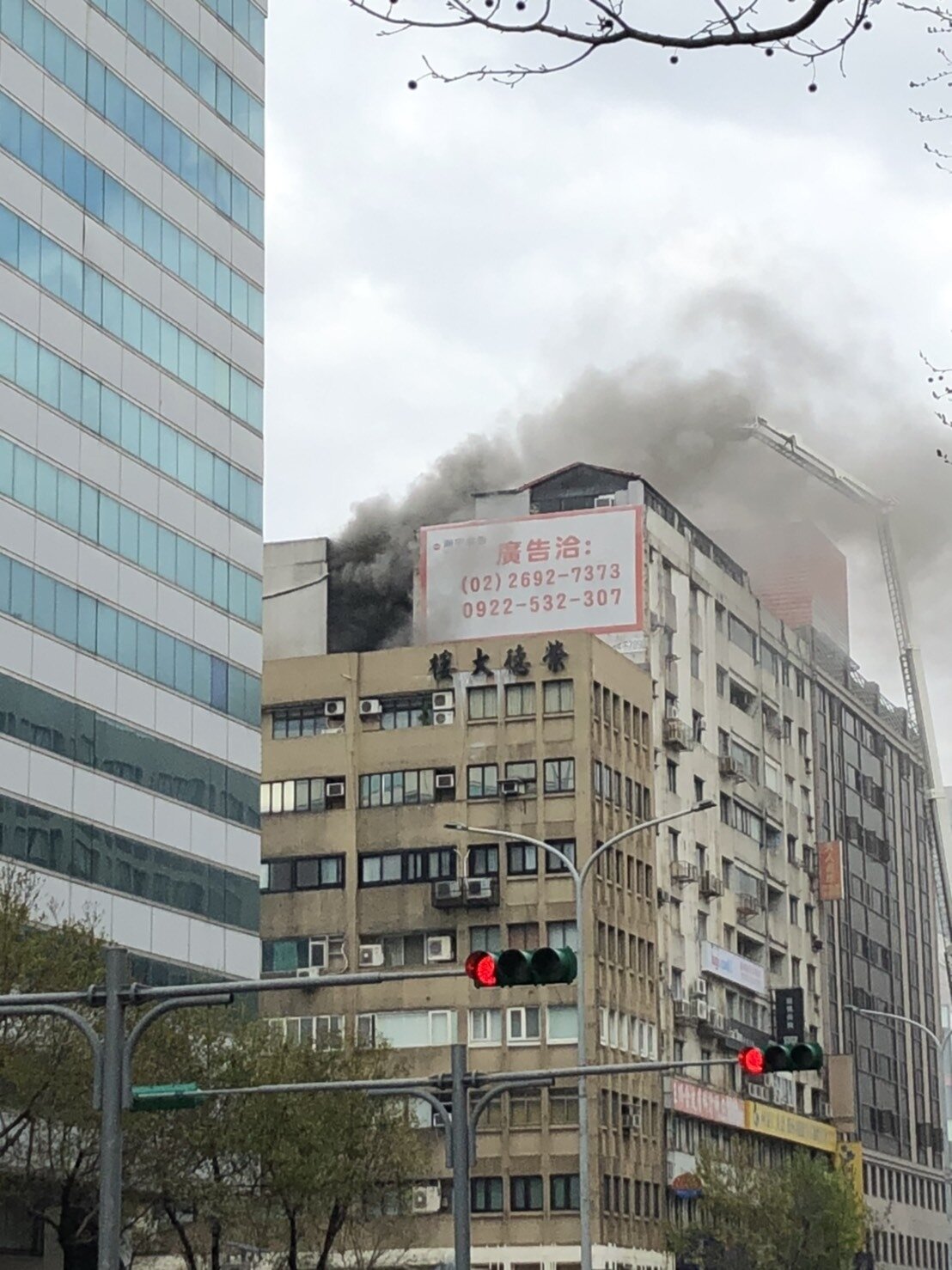 台北市大安區忠孝東路一棟住商混合大樓昨(14)天下午火警,詳細起火原因待調查。圖/記者盧湘婕攝