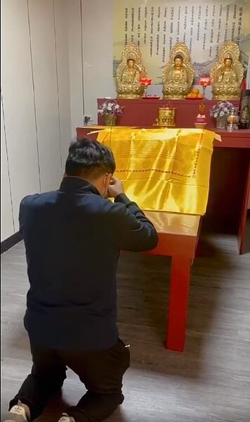 雲林西螺市區初二下午發生一起白色休旅車撞死流浪犬肇逃的事件,駕駛親自到被輾死狗狗的靈堂前下跪上香。圖取自臉書