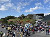 貓空擠爆！纜車1小時排不上、上公車還有人插隊