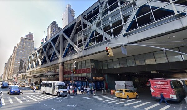 紐約公車總站長期以來因天花板漏水、廁所髒亂和經常誤點為人詬病。圖／取自google maps