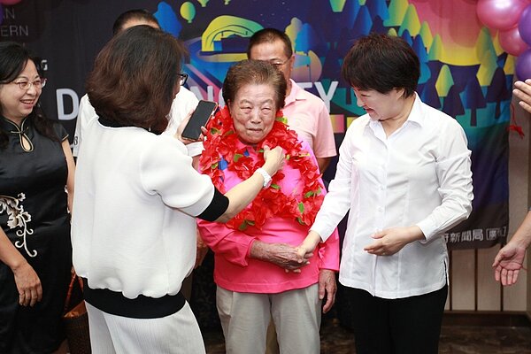 台中市東勢區下城里94歲的陳徐彩月，擔任地方環保志工10多年，每天清晨5時半仍準時上工，巡視社區、整理環境、綠美化與拔草，用心服務不懈怠。圖／台中市環保局提供
