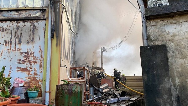 台中市大里區一間鐵皮工廠疑因在開工拜神時,因放鞭炮不慎引起火警,消防人員花了40分鐘才將火勢撲滅,所幸並未造成人員受傷,起火原因調查中。圖/民眾提供