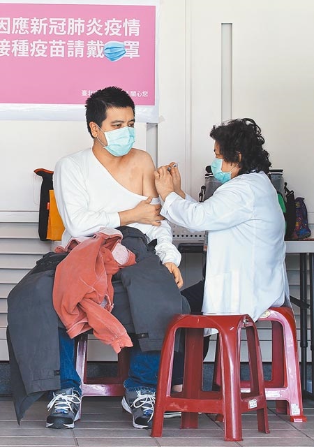 疫情中心指揮官陳時中昨日表示，疫苗逐漸奏效，明年春節出國旅遊是可以期待的。圖為民眾施打疫苗。（中時資料照片）