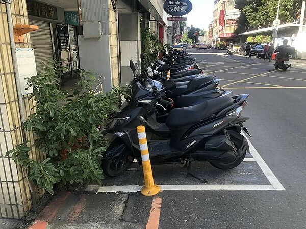 室內停車場機車停車格不足，市府有意增置停車場周邊停車格數量。圖／聯合報資料照片