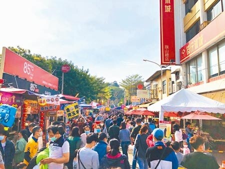 旗山老街今年農曆春節期間湧進人潮，周邊停車場幾乎停滿，恢復以往過年的榮景。（林雅惠攝）