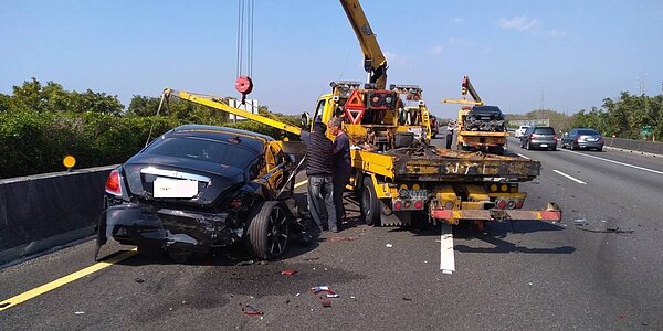 國道一號北向222.2公里彰化北斗路段16日下午發生8部車追撞車禍。圖/國道三隊提供