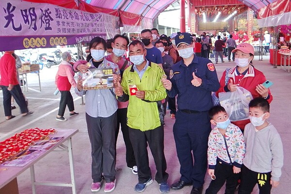 感念受雲林六房媽祖庇佑,雲林鐵警前所長林啟信(前排左二)昨送六房媽開運錢母還願。記者蔡維斌/攝影
