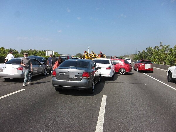 春節年假最後一天,國道一號也湧入車潮,國道一號北向222.2公里彰化北斗路段今天下午發生8部車追撞車禍,造成3人輕傷及塞車。圖/國道三隊提供