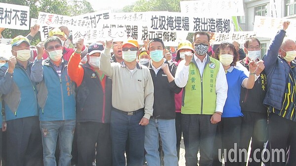 苗栗縣反坤輿事業廢棄物掩埋場自救會要求坤輿依法變更興辦計畫,進行環境評估且撤銷設置許可。記者范榮達/攝影