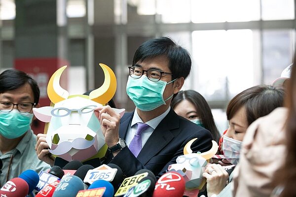 小提燈「牛揹揹」19日將在38區區公所限量發放。圖/高雄市政府新聞局提供