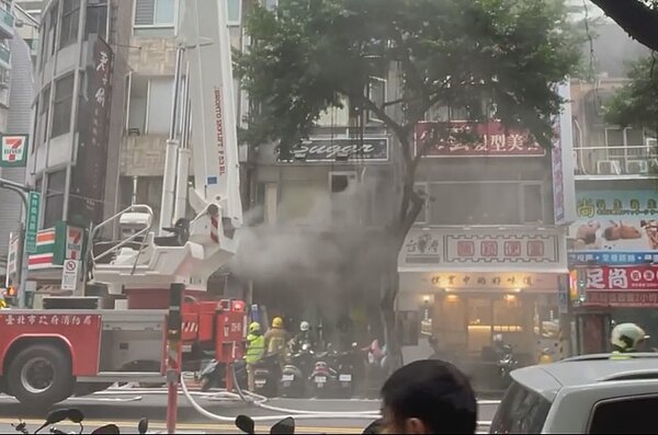 北市林森北路一處寢具店17日下午發生火警,民眾捕捉現場畫面一片煙霧瀰漫。圖/截自臉書社團《我是中山區人》