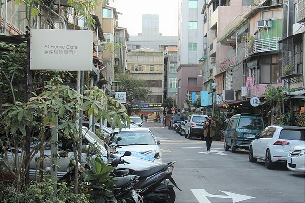 夾在大安路與復興南路兩條大路中間的「30巷」是充滿特色咖啡廳的一條巷弄，鬧中取靜。圖／郭又華攝