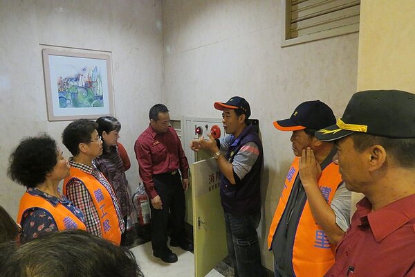 里長與義工隊們參與提升災害應變能力教育訓練暨演練活動（取自臺北鄰里服務網）