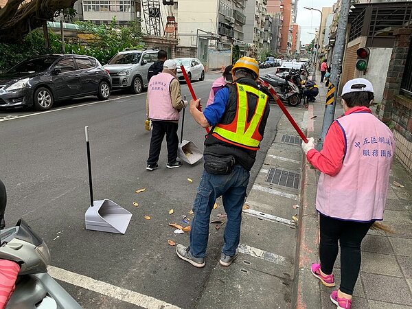 網溪里每月固定舉辦打掃鄰里活動，讓網溪里環境更加整潔。圖／夏萬浪提供
