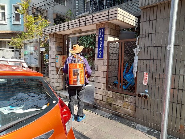 夏萬浪里長背著次氯酸水打掃鄰里環境。圖／夏萬浪提供