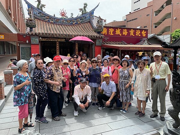 網溪里先前替銀髮族舉辦的旅遊活動深受里民喜愛。圖／擷取自臺北市鄰里服務網