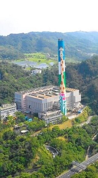 木柵焚化廠的煙囪長頸鹿彩繪(取自木柵垃圾焚化廠全球資訊網)