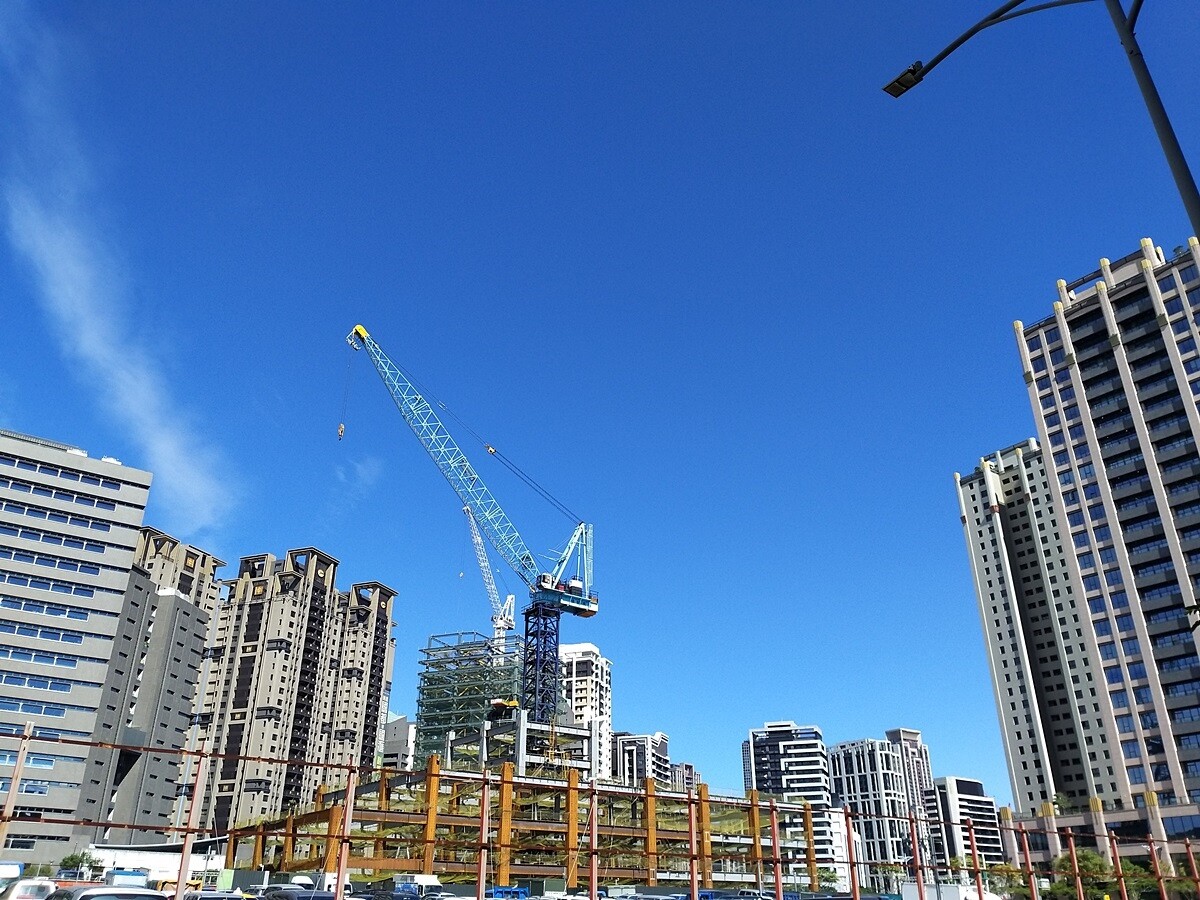 央行推出不動產貸款管制措施後,網路預售屋待售物件明顯增加,學者認為這對於投資客買賣預售屋的獲利預期受到影響。圖/好房網News記者林和謙攝