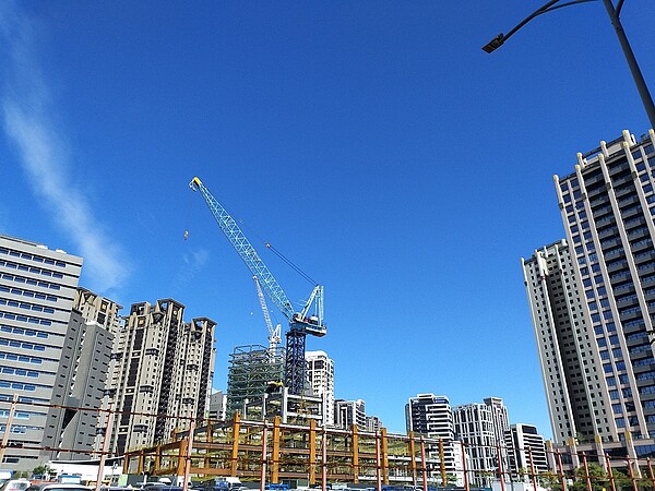 怕吵想買預售!選「樓板隔音新制」就好了? 專家點「降噪關鍵」效果不打折 央行推出不動產貸款管制措施後,網路預售屋待售物件明顯增加,學者認為這對於投資客買賣預售屋的獲利預期受到影響。圖/好房網News記者林和謙攝