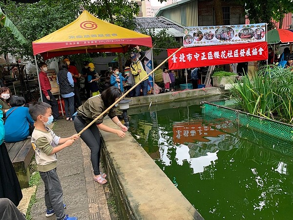 民眾熱情參與年底舉辦的釣魚活動。圖/擷自臺北市鄰里服務網