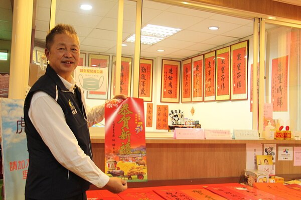 里長詹仲琪與他的辦公室。他將大部分獎牌跟賀詞都放在自己辦公室，將外面的公共空間騰出來給里民歇息。圖／郭又華攝