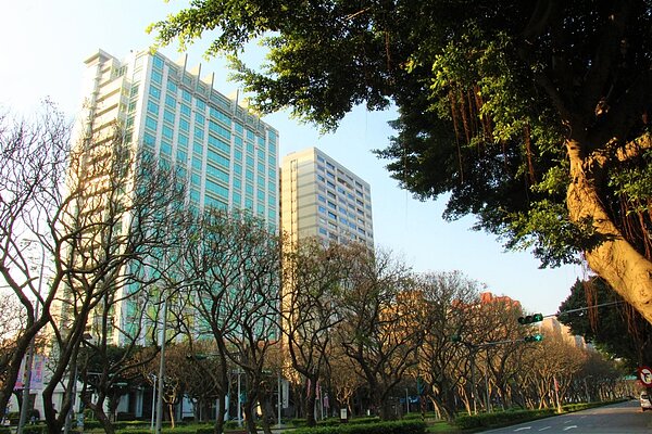 虎嘯里內以辦公大樓為主，在上下班時間外，這裡的馬路都算安靜，人行道也很寬敞。圖／郭又華攝