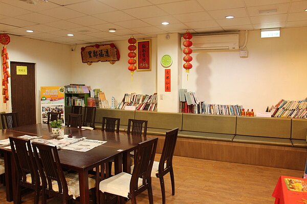 寬敞舒適的里民空間。這裡有空調、充電處、里長挑選過的書籍跟他自費購買的三大報讓里民坐坐，這裡常有里內長輩聯絡感情。圖／郭又華攝