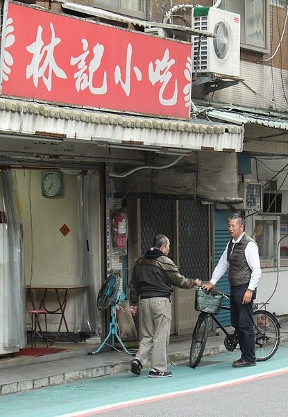 詹仲琪里內巡邏，沿路都有里民跟他打招呼、搭話。因此雖然里面積不到0.15平方公里，他卻要花上三小時。圖／郭又華攝