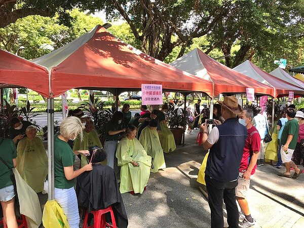 虎嘯里在節慶都會辦里民活動，圖為中秋節室外園遊會。圖／虎嘯里提供