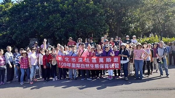 厝邊啦啦隊參加活動，滋生凝聚力。陳陸攝