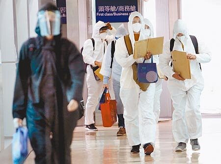 美國科學家發現,兩種主要變種新冠病毒株已進一步融合、重組,成為高度突變的混合種病毒。圖為桃園機場入境管制區內,一群身穿防護衣的旅客準備通關入境。(范揚光攝)