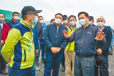 交通部長林佳龍（右二）昨赴宜蘭，視察完工後的新城橋，對於高鐵延伸宜蘭的設站地點，他強調交通部絕對是以公開透明的方式聽取社會各界意見來做決策。（李忠一攝）