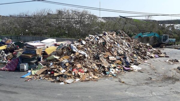 鹿港清潔隊今年過年前受理清運915件大型垃圾清運，因數量龐大，暫置在處理場陸續處理。圖／鹿港公所提供