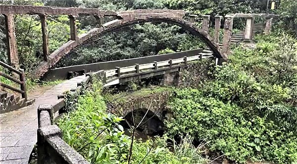 遊客爬3米高市定古蹟瑞芳水圳橋,人摔落且橋面斷裂恐觸法。記者游明煌/翻攝