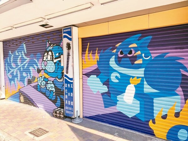 新北泰山區明志路店家鐵捲門塗鴉，搖身變嘻哈大街。圖／泰山區公所提供