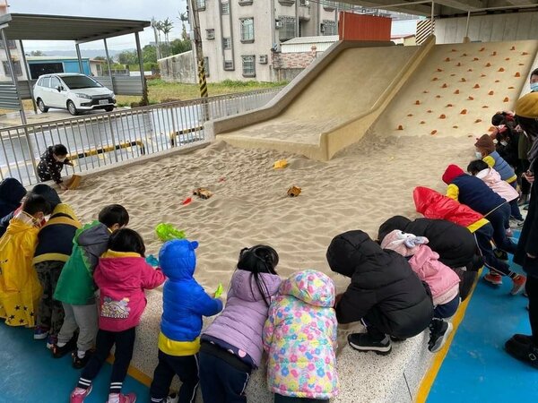台鐵橋下空間設立兒童遊戲場。圖／新竹縣政府提供