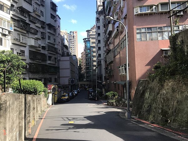 北市北投溫泉路73巷電纜地下化現況。圖/台北市政府提供