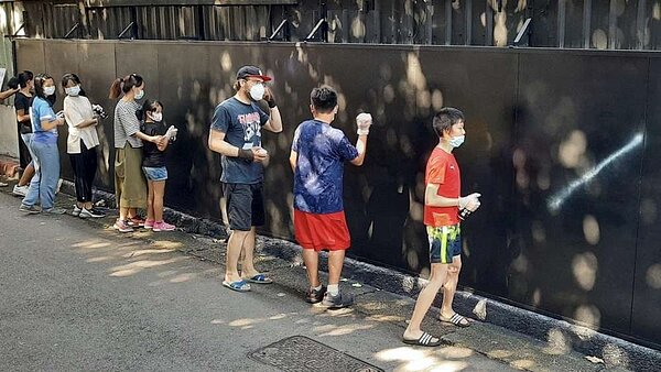 德國塗鴉藝術家Benjamin Franzki 和當地學生聯手彩繪街道。圖／陳宏明里長提供