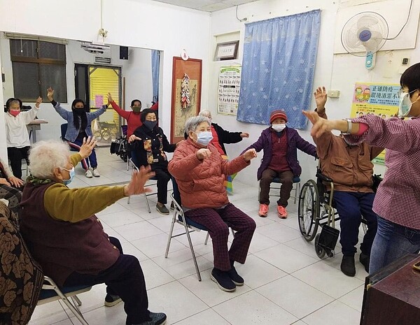 專業職能治療師帶領長者活動筋骨，教導適合銀髮族的運動。圖／陳宏明里長提供