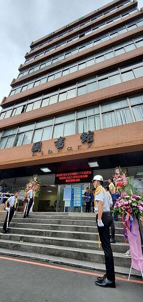 「新北高工」是金字招牌，圖書館供里民借閱。圖／洪蘭柘翻攝