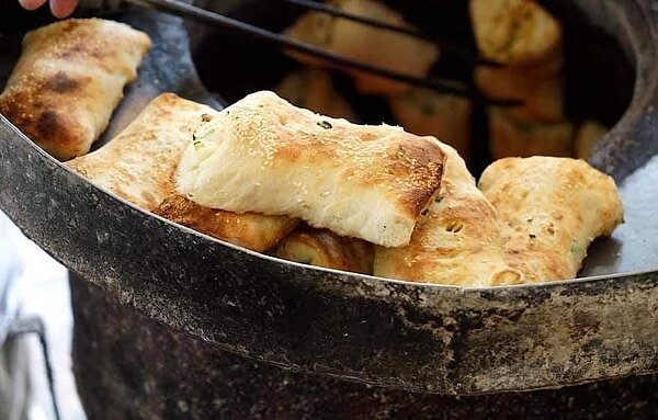 上炭烤的厚燒餅是極品，香氣十足，咬勁Q彈。圖／洪蘭柘攝