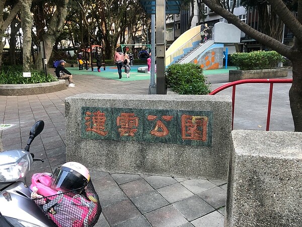 午後時常能看到許多長者聚集信愛公園休憩聊天。圖/馬聖傑攝