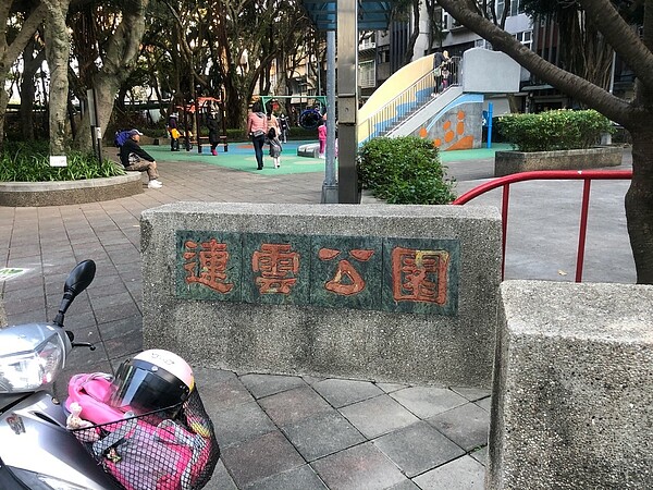 午後時常能看到許多長者聚集信愛公園休憩聊天。圖／馬聖傑攝