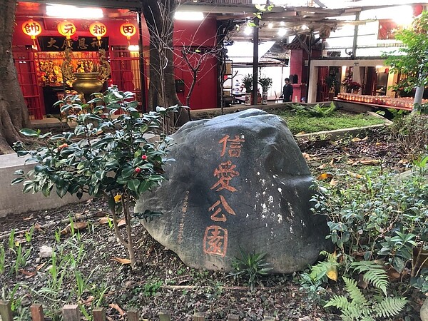 午後時常能看到許多長者聚集信愛公園休憩聊天。圖/馬聖傑攝