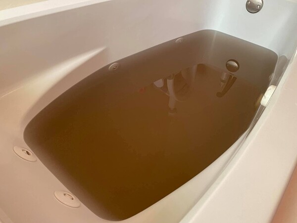 英國網友傑拉德與妻子將「乾淨毛巾」放入浴缸內,並加入神奇的清潔配方,沒想到經過一夜竟呈現混濁棕色。圖/擷自臉書Jared Guynes