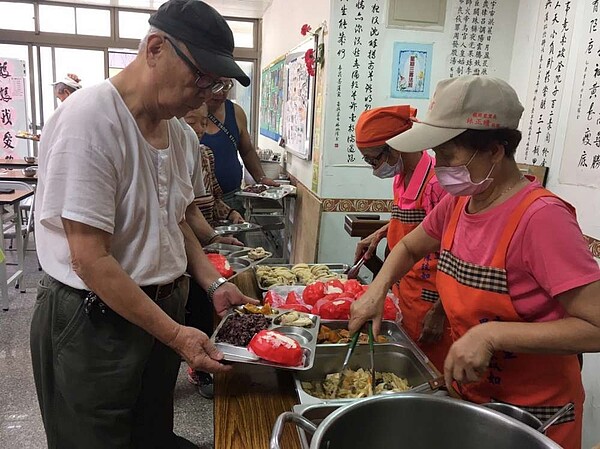 平日中午永昌里辦理老人共餐，邀請長者一同到里民活動場所用餐。 圖／陳玟如里長提供